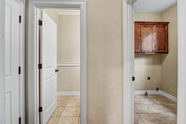 Building Photo - 4 bed, 2.5 bath Two-Story Home in West Salem