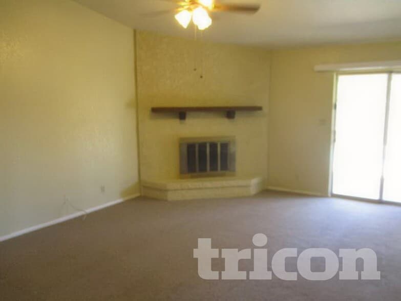 Building Photo - 4323 W Poinsettia Dr