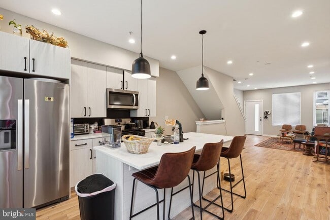 Building Photo - 1510 N Hollywood St