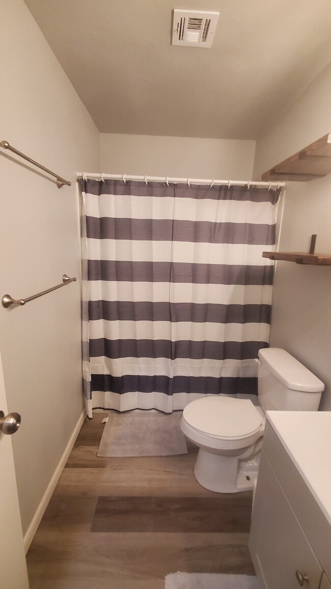 Building Photo - 504 S Cedar Pl