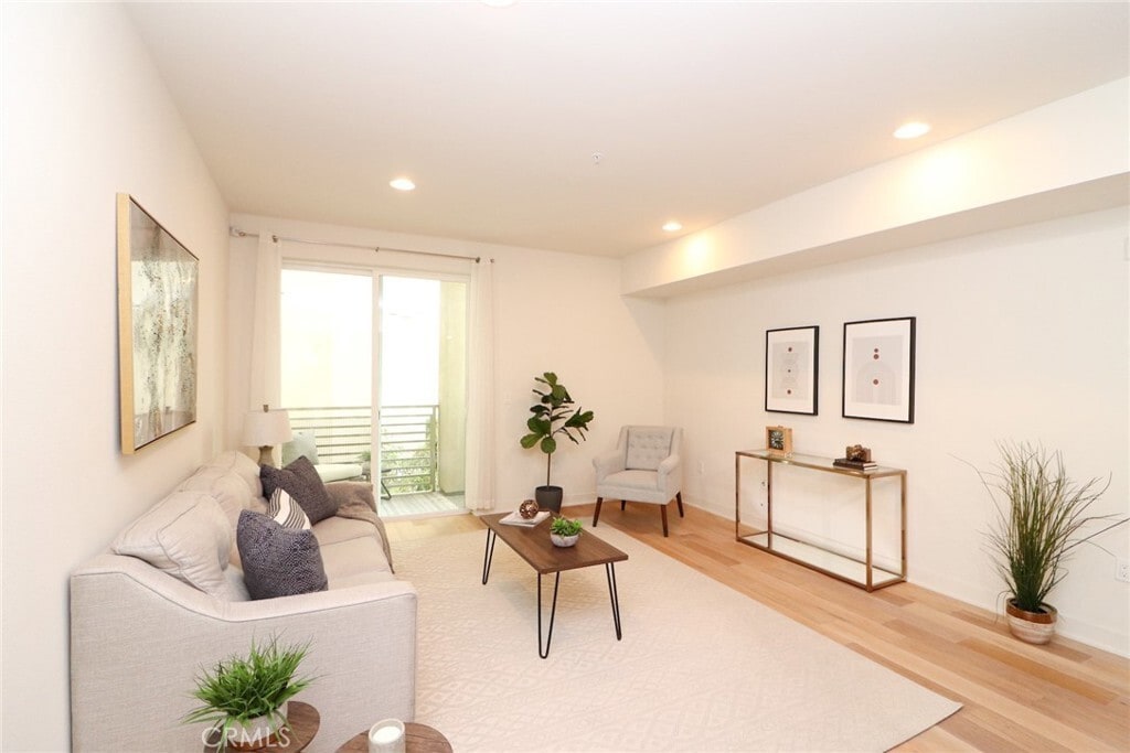 Living - 436 S Virgil Ave