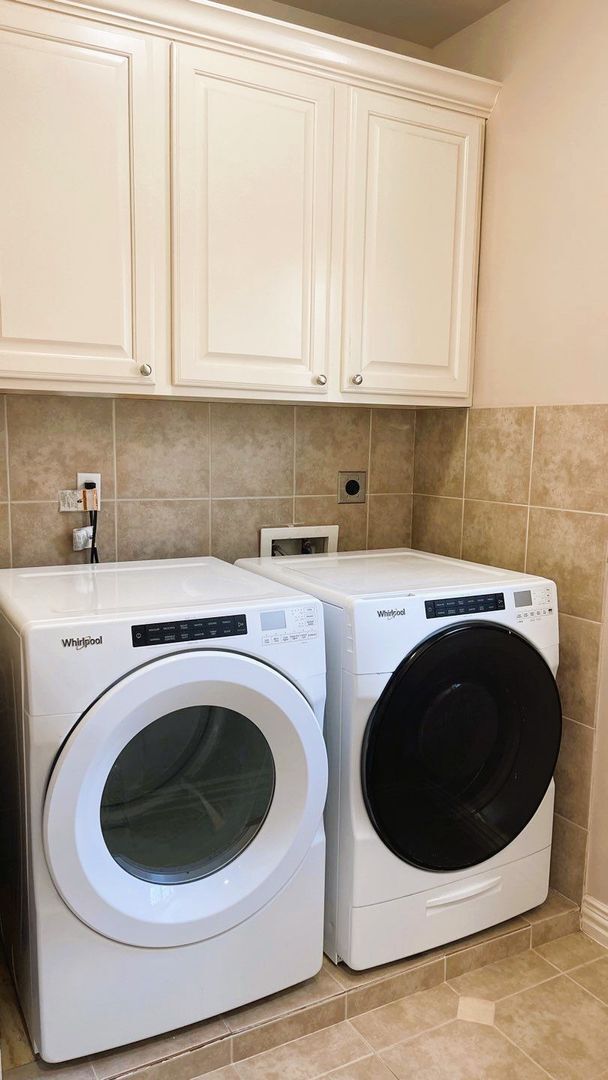 Building Photo - GORGEOUS Townhome in Inner Loop Gated Community **Ask about our NO CASH DEPOSIT option through OB...
