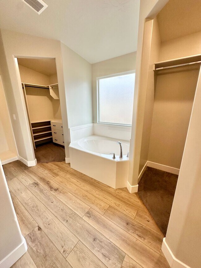 Building Photo - Beautiful Red Waters Home