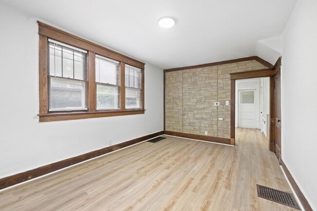 Building Photo - 928 W Dewald St