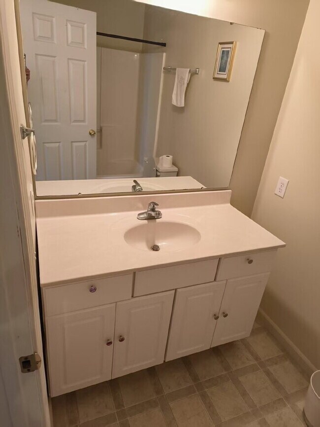 Building Photo - 3BR/2.5BA Condo with attached single-bay g...