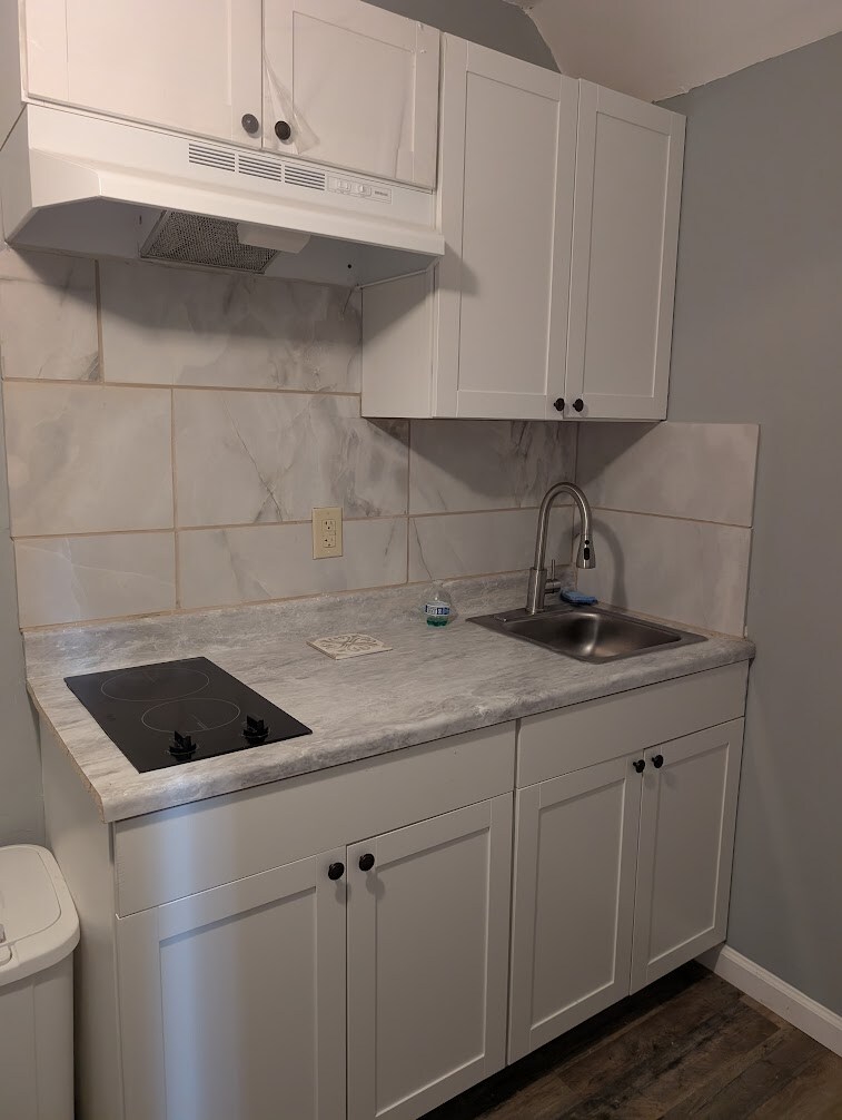 Building Photo - Room in Apartment on Karl Ct