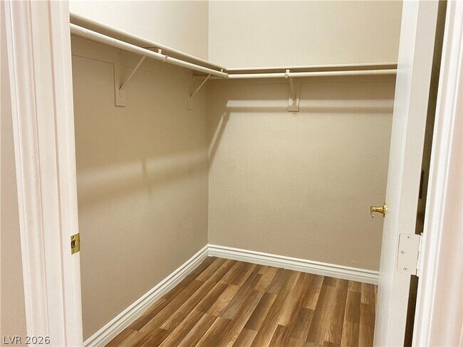 Building Photo - 3400 Cabana Dr