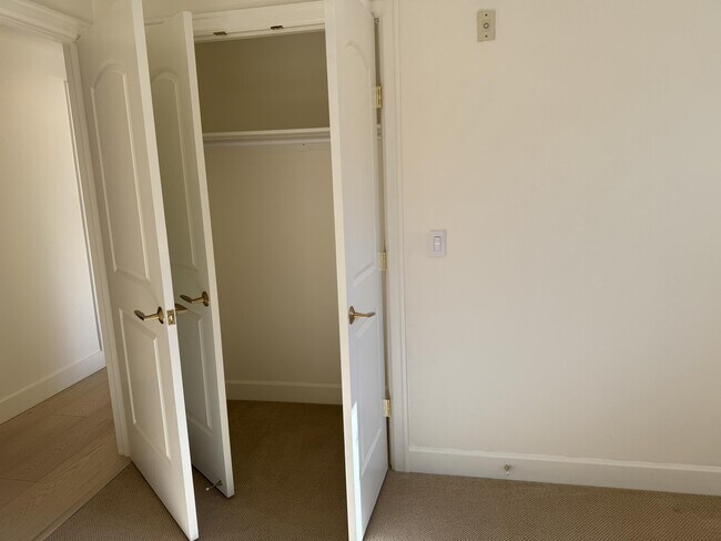 Building Photo - 360 Knechtel Way NE