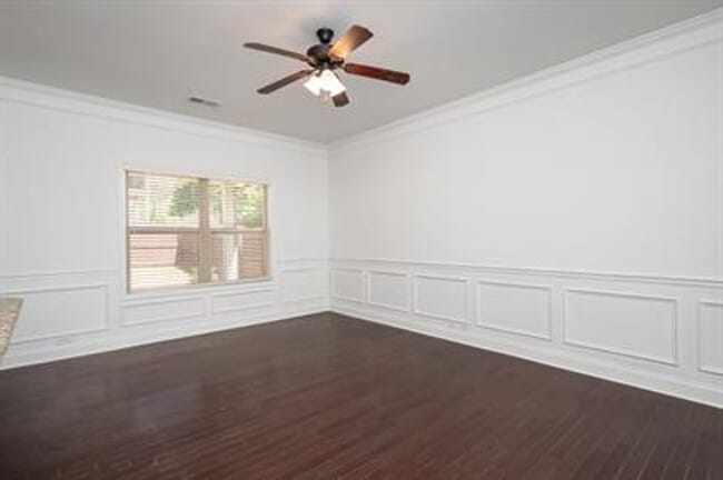 Building Photo - Stunning 4/3 Available Now!