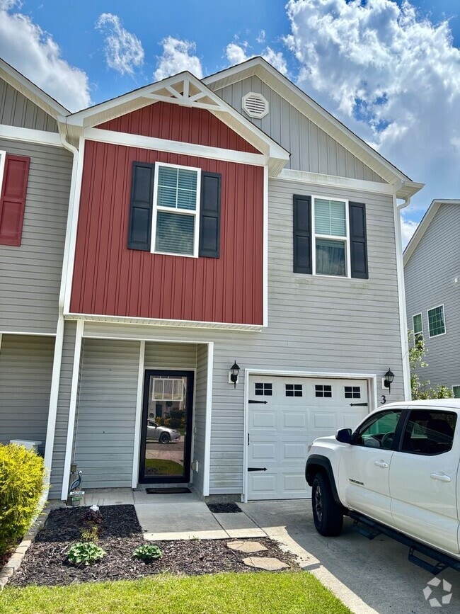 Building Photo - Spacious 3 Bed Townhome w/ Garage