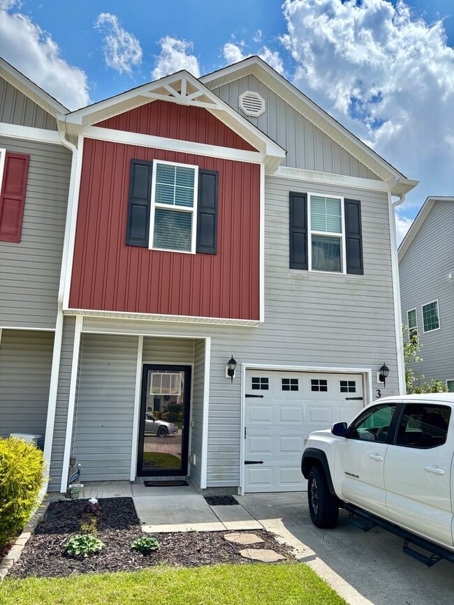 Primary Photo - Spacious 3 Bed Townhome w/ Garage