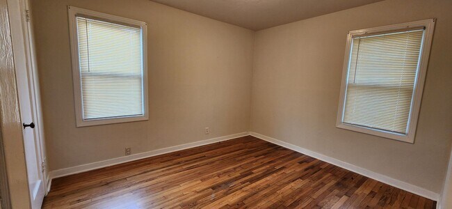 Building Photo - 2 Bedroom 1.5 Bathroom Home in S. Land Park with Updated Kitchen