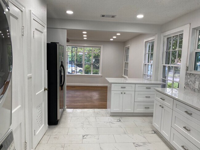 Building Photo - UT PRE LEASE: Charming 3 bed / 2 bath Hous...