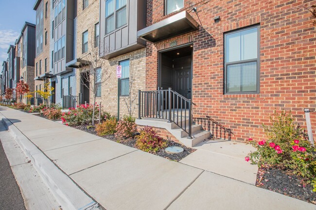 Building Photo - Stunning 3 BR/2.5 BA Townhome in Laurel!