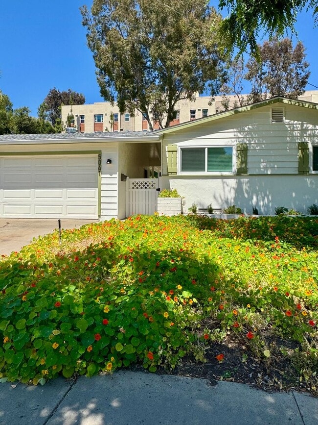 Primary Photo - Beautiful & Welcoming 3 Bed/2 Bath Walking...