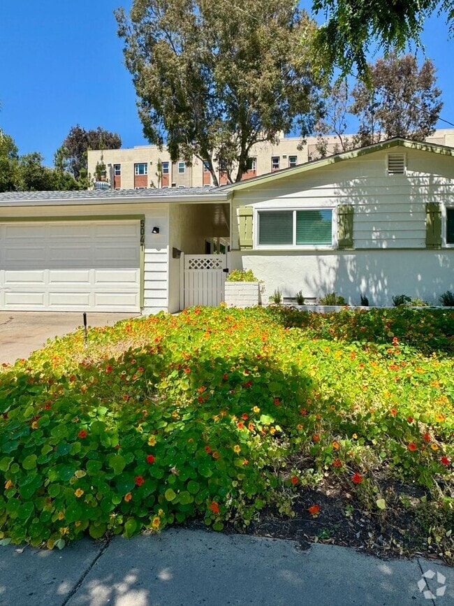 Building Photo - Beautiful & Welcoming 3 Bed/2 Bath Walking...