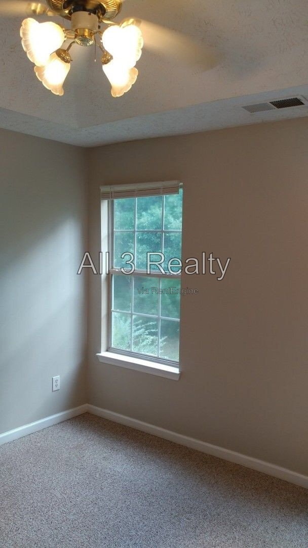 Building Photo - 5670 Hampton Ct