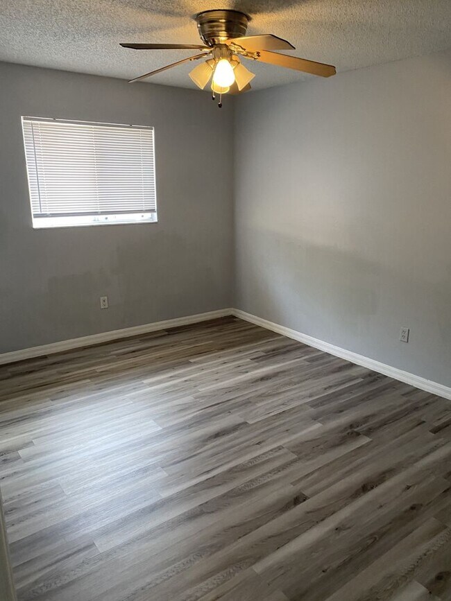 Building Photo - 437 E Rosewood Ln