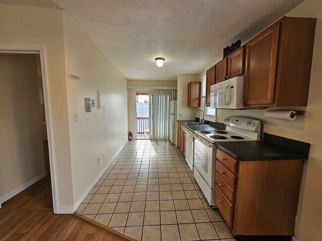 Building Photo - 464 Meridian St