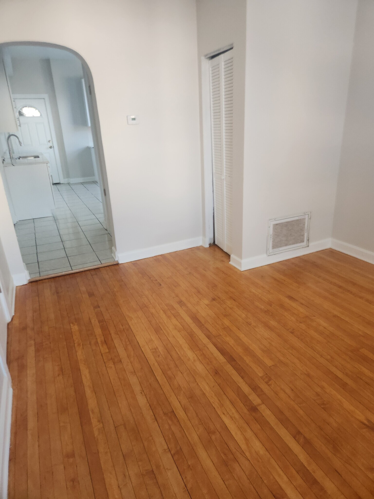 Living Room - 2326 S Homan Ave