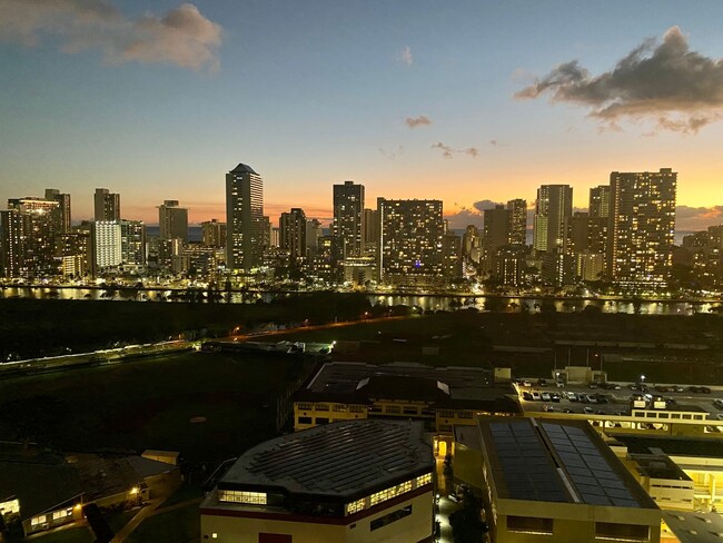 Building Photo - Diamond Head Views! City Views! Golf Cours...