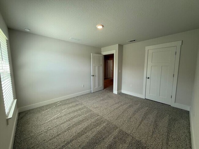 Building Photo - Gulf Breeze - Deer Ridge Crossing - 4 bedroom, 2.5 bathroom - New Construction