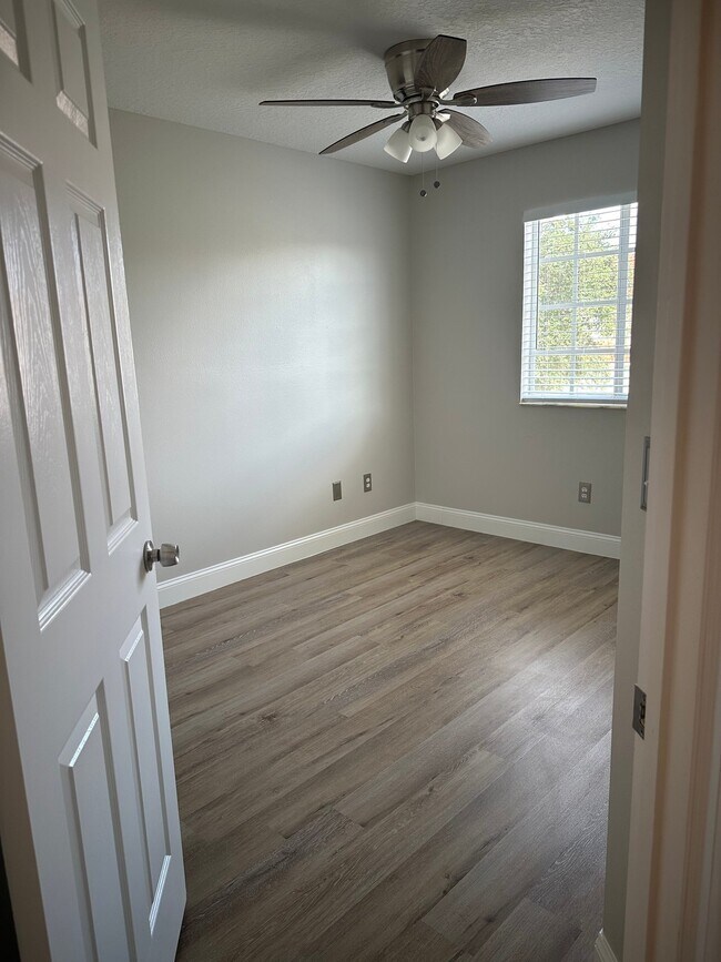 Building Photo - 1214 S Beach Cir