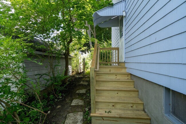 Building Photo - 10 Colburn St