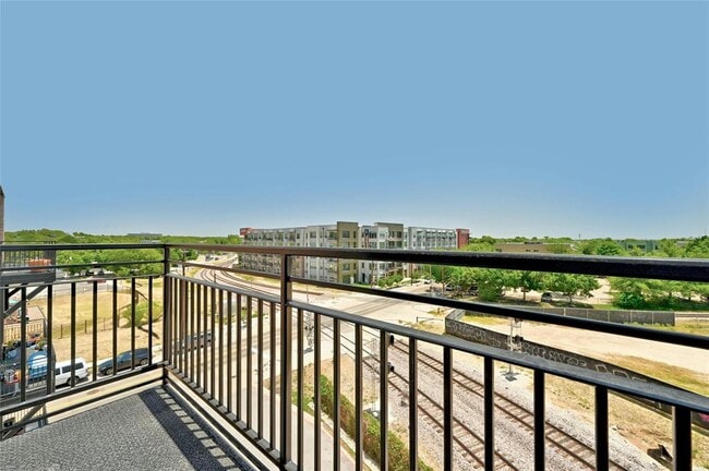 Building Photo - 2235 E 6th St