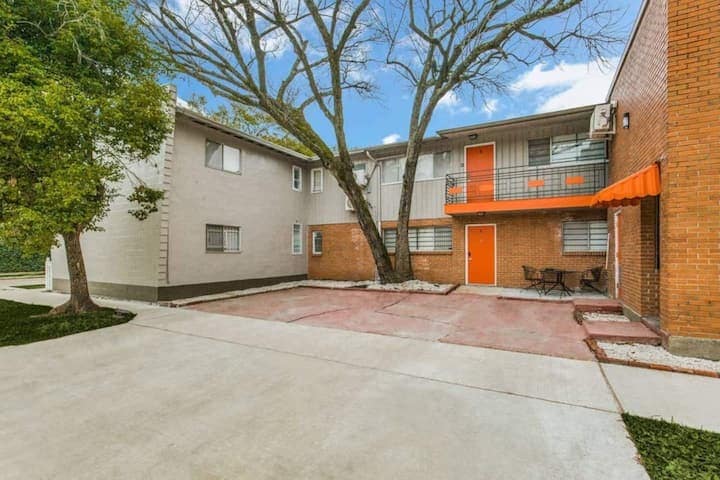 Building Photo - 805 Colquitt St