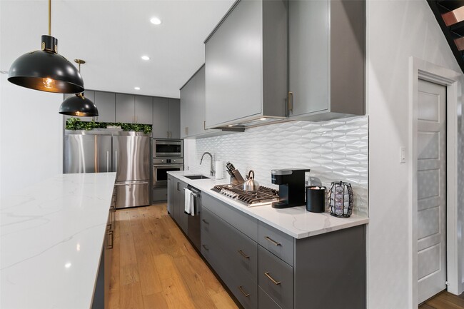 Building Photo - 4305 Roseland Ave