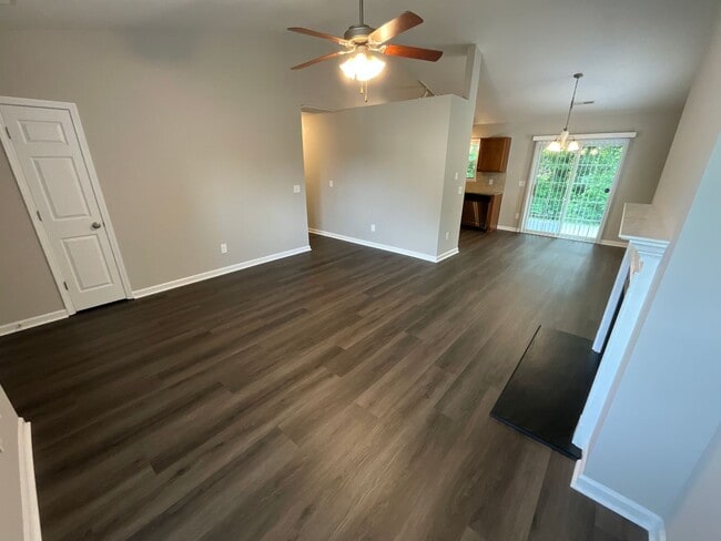 Building Photo - Charming One level 3/2 Home in Oakhurst in...