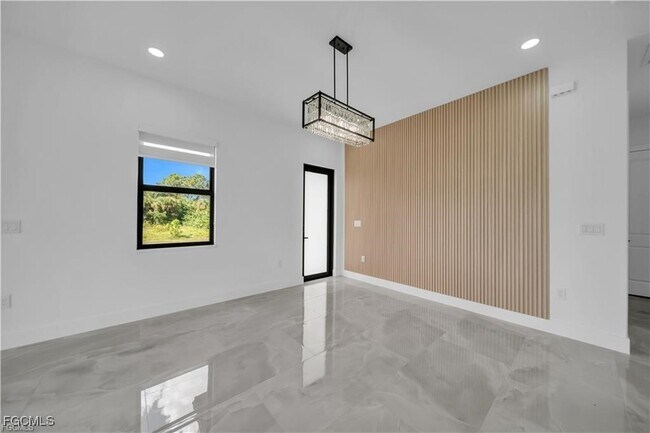 Building Photo - 711 Roma Ave S