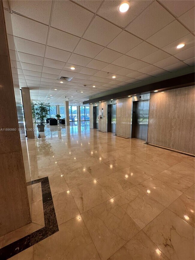 Building Photo - 400 Kings Point Dr