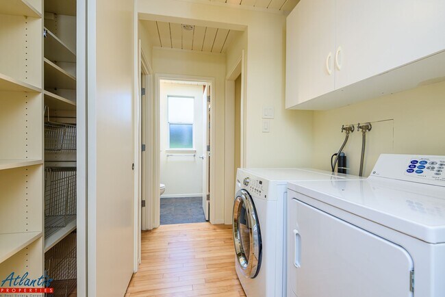 Building Photo - Gorgeous Eichler Home | Desirable Location