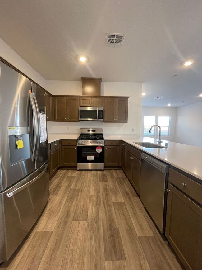 Building Photo - Modern Luxury Living in Madera!