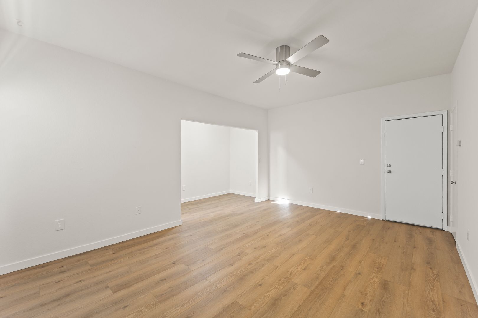 Building Photo - 842 W 83rd St