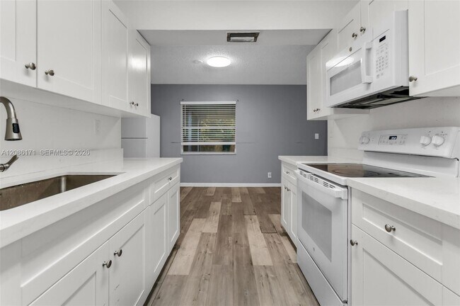 Building Photo - 608 SW 76th Terrace