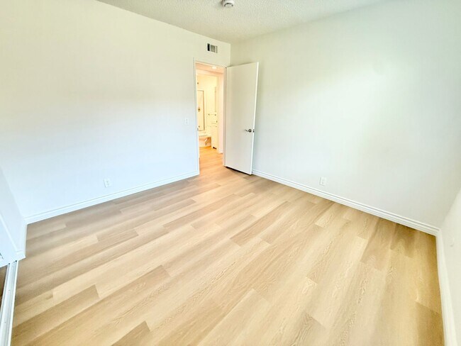Building Photo - 4661 Larwin Ave