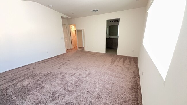 Building Photo - 4 BEDROOM, 3 BATH VICTORVILLE HOME