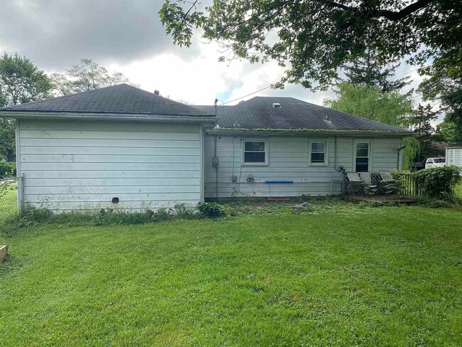 Building Photo - Fenced Yard and Garage