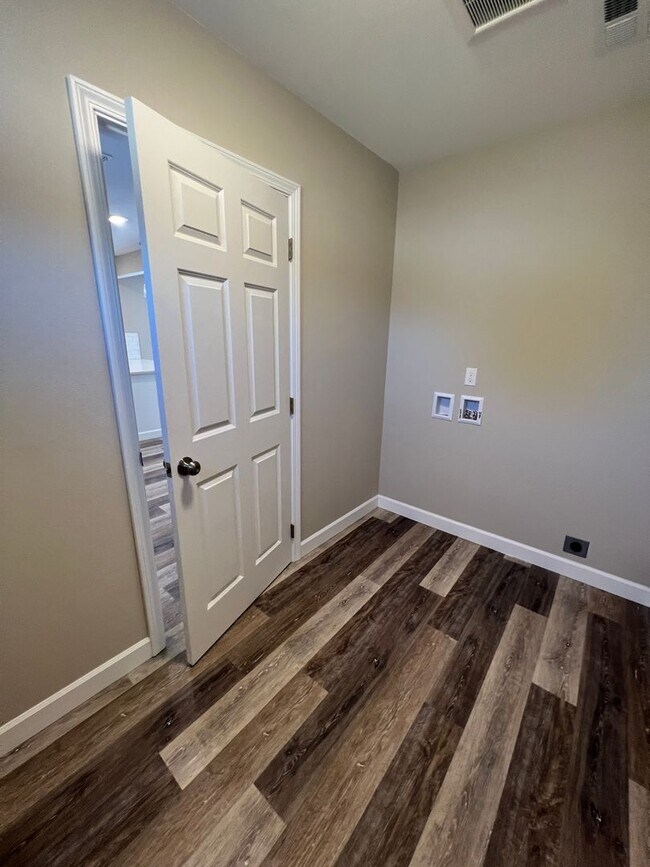 Building Photo - 109 E Fremont Ave