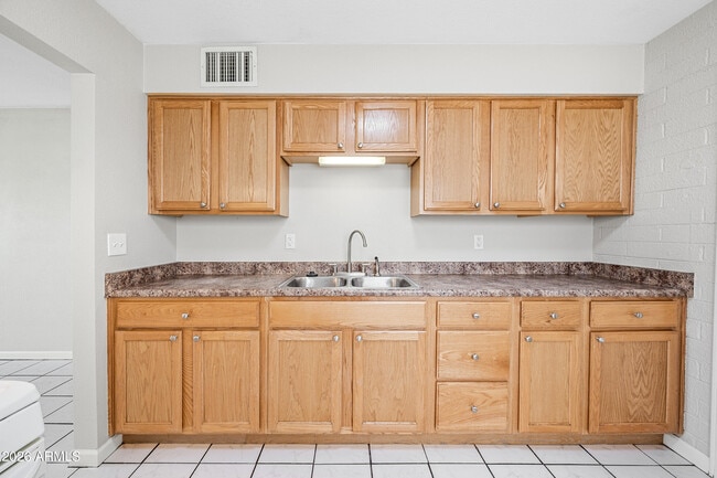 Building Photo - 837 E Alice Ave