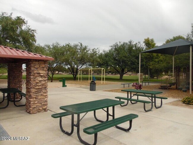 Building Photo - 7325 E Weeping Willow Dr