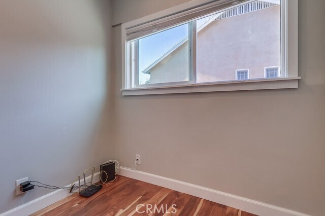 Building Photo - 1402 N Oxford Ave