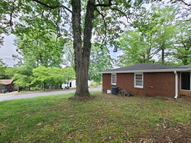 Building Photo - Cutest Bungalow in the Heart of Hapeville 3 bed/2 bath