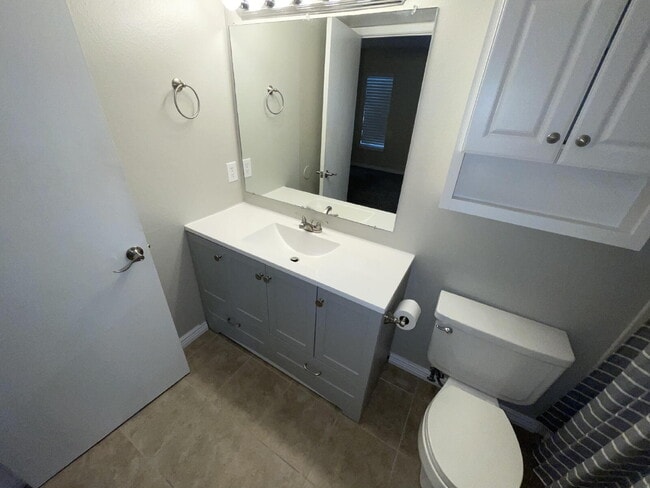 Building Photo - Updated 2 Bedroom, 2 Bath Condo (Available Immediately)