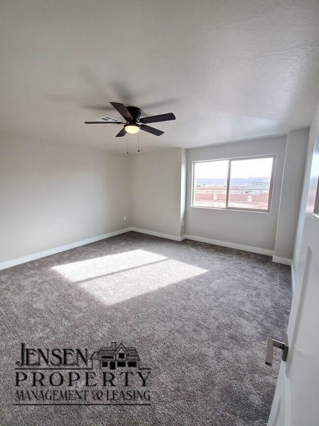 Building Photo - Three Bedroom Red Mountain Vista Town Home