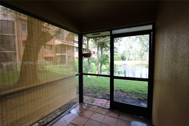 Building Photo - 15495 N Miami Lakeway