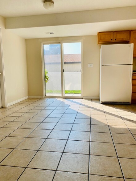 Building Photo - 428 E Park Oak Pl